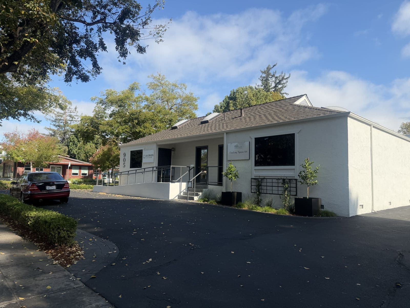 The building at 905 Middlefield Road, Palo Alto, with parking in front